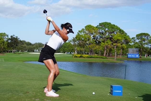 BELLEAIR, FL - NOVEMBER 14: LPGA, Golf Damen player Lydia Ko plays her tee shot on the first hole on November 14, 2024, during the first round of the LPGA The ANNIKA driven by Gainbridge at Pelican Golf Club in Belleair, Florida. (Photo by Brian Spurlock Icon Sportswire) GOLF: NOV 14 LPGA The ANNIKA driven by Gainbridge at Pelican EDITORIAL USE ONLY Icon241114163