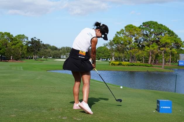 BELLEAIR, FL - NOVEMBER 14: LPGA, Golf Damen player Lydia Ko plays her tee shot on the first hole on November 14, 2024, during the first round of the LPGA The ANNIKA driven by Gainbridge at Pelican Golf Club in Belleair, Florida. (Photo by Brian Spurlock Icon Sportswire) GOLF: NOV 14 LPGA The ANNIKA driven by Gainbridge at Pelican EDITORIAL USE ONLY Icon241114164