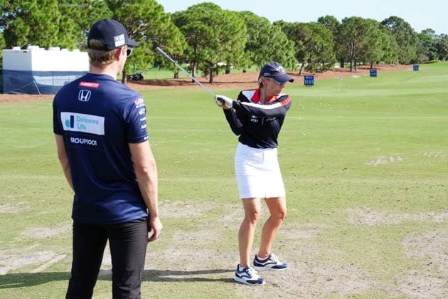 BELLEAIR, FL - NOVEMBER 14: Indy Car driver Marcus Ericsson gets a golf lesson from Hall of Fame golfer Annika Sorenstam on the driving range on November 14, 2024, during the first round of the LPGA, Golf Damen The ANNIKA driven by Gainbridge at Pelican Golf Club in Belleair, Florida. (Photo by Brian Spurlock Icon Sportswire) GOLF: NOV 14 LPGA The ANNIKA driven by Gainbridge at Pelican EDITORIAL USE ONLY Icon241114169