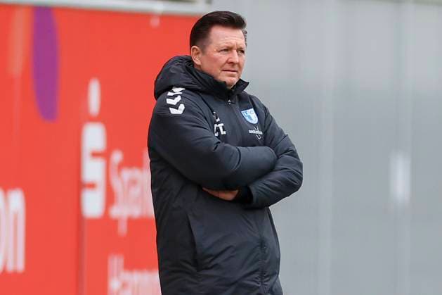 Germany, Hannover, 14 11 2024, Nachwuchsleistungszentrum NLZ, Hannover 96 vs 1 FC Magdeburg Friendly match, Coach Christian Titz 1 FC Magdeburg looks dejected Hannover Nachwuchsleistungszentrum NLZ Germany eu-images-700