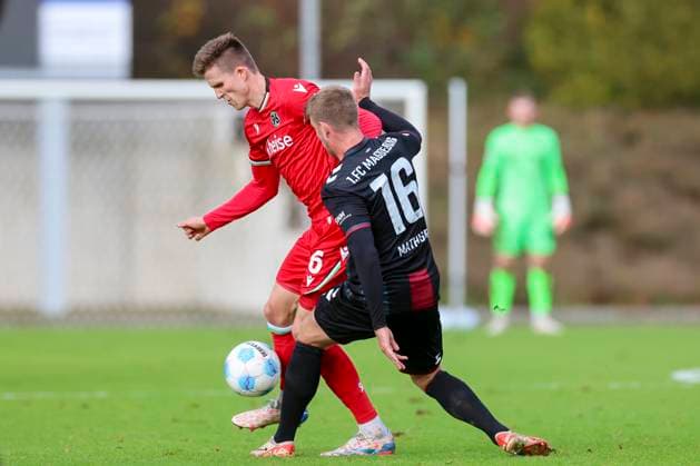 Germany, Hannover, 14 11 2024, Nachwuchsleistungszentrum NLZ, Hannover 96 vs 1 FC Magdeburg Friendly match, Fabian Kunze Hannover 96 and Marcus Mathisen 1 FC Magdeburg battle for the ball Hannover Nachwuchsleistungszentrum NLZ Germany eu-images-700