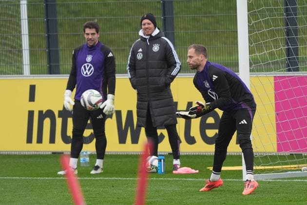 National coach Julian Nagelsmann Germany Germany sees goalkeeper Oliver Baumann Germany Germany, 01 to Frankfurt 15 11 2024 Training of the German national team