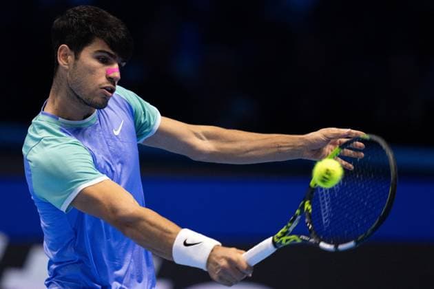 Spain s Carlos Alcaraz returns the ball to Germany s Alexander Zverev during& xa0;their singles tennis match of the ATP, Tennis Herren World Tour Finals at the Inalpi Arena, in Turin, Italy - - Friday, November 15, 2024.  Copyright: xMarcoxAlpozzi LaPressex