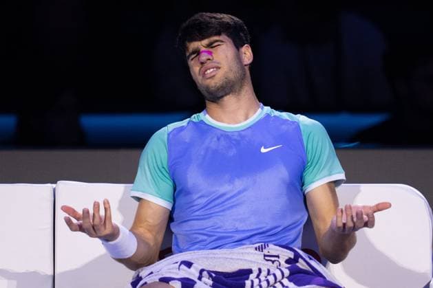 Sport Bilder des Tages & xa0;Spain s Carlos Alcaraz react after 1 game during the singles tennis match of the ATP, Tennis Herren World Tour Finals against Germany s Alexander Zverev at the Inalpi Arena in Turin, Italy - - Friday, November 15, 2024.  Copyright: xMarcoxAlpozzi LaPressex