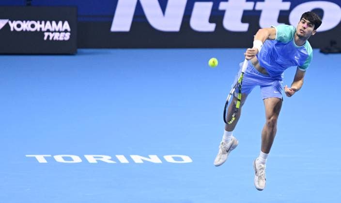 November 15, 2024, Turin: Carlos Alcaraz of Spain plays the match against Alexander Zverev of Germany during the match of Nitto ATP, Tennis Herren Finals in Turin, Italy, 15 November 2024 .ANSA ALESSANDRO DI MARCO ATP Finals in Turin  - ZUMAa110 20241115_zaf_a110_036 Copyright: xAlessandroxDixMarcox