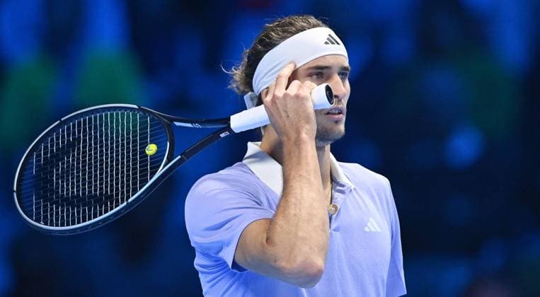 November 15, 2024, Turin: Alexander Zverev of Germany plays the match against Carlos Alcaraz of Spain during the match of Nitto ATP, Tennis Herren Finals in Turin, Italy, 15 November 2024 .. ANSA ALESSANDRO DI MARCO ATP Finals in Turin  - ZUMAa110 20241115_zaf_a110_040 Copyright: xAlessandroxDixMarcox