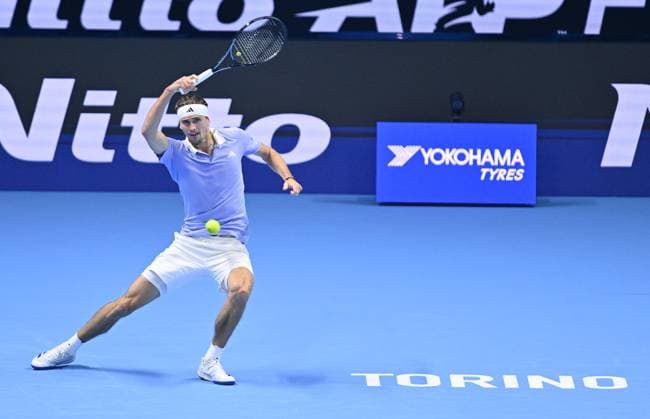 November 15, 2024, Turin: Alexander Zverev of Germany plays the match against Carlos Alcaraz of Spain during the match of Nitto ATP, Tennis Herren Finals in Turin, Italy, 15 November 2024 .. ANSA ALESSANDRO DI MARCO ATP Finals in Turin  - ZUMAa110 20241115_zaf_a110_042 Copyright: xAlessandroxDixMarcox