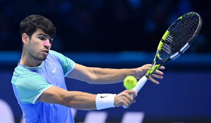 November 15, 2024, Turin: Carlos Alcaraz of Spain plays the match against Alexander Zverev of Germany during the match of Nitto ATP, Tennis Herren Finals in Turin, Italy, 15 November 2024 . ANSA ALESSANDRO DI MARCO ATP Finals in Turin  - ZUMAa110 20241115_zaf_a110_043 Copyright: xAlessandroxDixMarcox