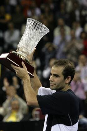 Pete Sampras displays the trophy after who won a friendly match against Roger Federer in The Venetian Macao Tennis Showdown at Macau. 24 NOVEMBER 2007 Macau China EDITORIAL USE ONLY  Copyright: xx MER2016022514152578 RickyxChungx scmpphotos310854
