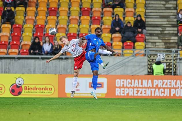 Fußball, U20 Elite League, Polen - Italien 15.11.2024 BIALYSTOK (POLAND) PILKA NOZNA (FOOTBALL) ELITE LEAGUE POLSKA U20 - WLOCHY U20 NZ MATEUSZ KOWALCZYK KONATE ISMAEL FOTO KAMIL SWIRYDOWICZ CYFRASPORT NEWSPIX.PL --- Newspix.pl  241115CSKS043