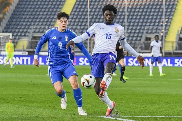 Fußball, U21 Länderspiel, Italien - Frankreich defender Etienne Youte Kinkoue (France) against forward Cristian Volpato (Italy) during Under 21 - Italy vs France, Friendly football match in Empoli, Italy, November 15 2024  Copyright: xFabioxFagiolini IPAxSportx xipa-x xx IPA_51589149 IPA_Agency_IPA51589149