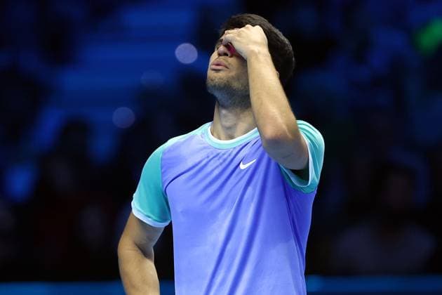 Alexander Zverev vs Carlos Alcaraz Carlos Alcaraz of Spain looks dejected during the Round Robin singles match between Alexander Zverev of Germany and Carlos Alcaraz of Spain on Day six of the Nitto ATP, Tennis Herren World Tour Finals. Turin Inalpi Arena Italy Copyright: xMarcoxCanonierox