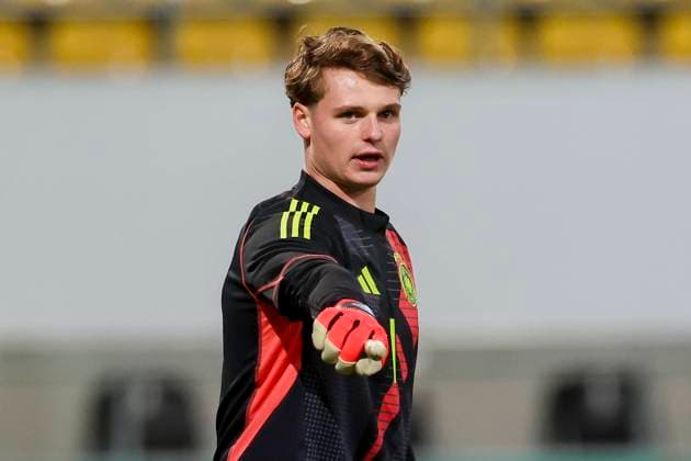 Germany, Aachen, 15 11 2024, Tivoli, Germany vs Denmark U21 Friendly match, Goalkeeper Jonas Urbig Germany gestures Aachen Tivoli Germany eu-images-700