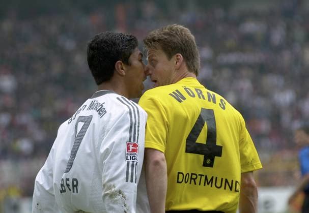 Archivbilder der Woche SPORT KW46 28SN_BVB_FCB_SP.jpg Giovane ELBER (FCB) im Disput Streit mit Christian WOERNS re. , nach dem er versucht hatte einen Elfmeter zu schinden Borussia Dortmund - FC Bayern Muenchen 1:0, Fussball Bundesliga am 19.04.2003 *** 28SN BVB FCB SP jpg Giovane ELBER FCB in a dispute with Christian WOERNS re , after he had tried to take a penalty Borussia Dortmund FC Bayern Muenchen 1 0, Soccer Bundesliga on 19 04 2003