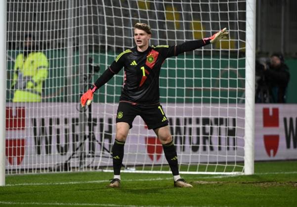 Football, FC Bayern Munich, Jonas Urbig injured with U21 national team - Archive photos