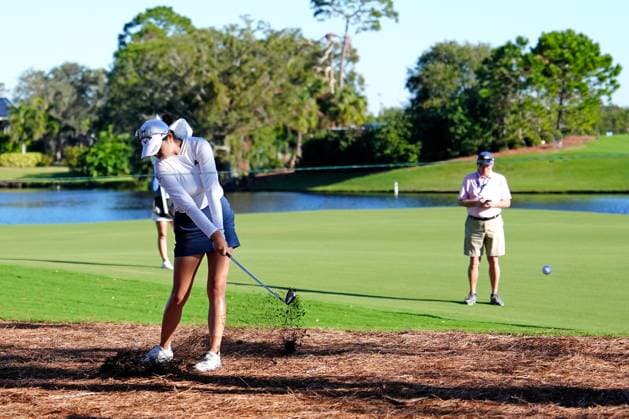 BELLEAIR, FL - NOVEMBER 15: LPGA, Golf Damen golfer Rose Zhang plays a shot out of the pine straw on the 5th hole on November 15, 2024, during the second round of the LPGA The ANNIKA driven by Gainbridge at Pelican Golf Club in Belleair, Florida. (Photo by Brian Spurlock Icon Sportswire) GOLF: NOV 15 LPGA The ANNIKA driven by Gainbridge at Pelican EDITORIAL USE ONLY Icon24111513