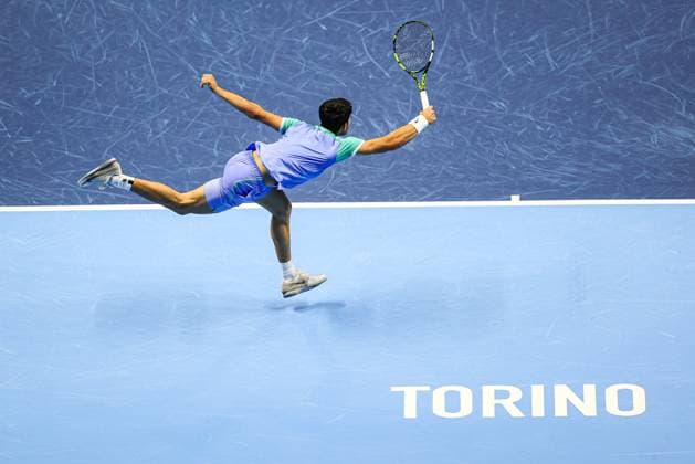 Carlos Alcaraz Vs Alexander Zverev in Turin, Italy - 15 Nov 2024 Carlos Alcaraz of Spain plays in the Men s Singles Round match against Alexander Zverev of Germany (not in view) during day six of the Nitto ATP, Tennis Herren finals 2024 at Inalpi Arena. Carlos Alcaraz VS Alexander Zverev - 2-0 Zverev. Turin Italy Copyright: xMiguelxReisx xSOPAxImagesx ATF Finals2 MR-5814