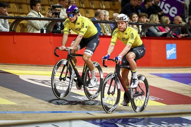 New Zealand s Aaron Gate and Belgian Jules Hesters pictured in action during day four of the Zesdaagse Vlaanderen-Gent six-day indoor Track cycling, Rad, Radsport, Bahnrad, Bahn event at the indoor cycling arena t Kuipke, Friday 15 November 2024, in Gent. DAVIDxPINTENS  x105494199x