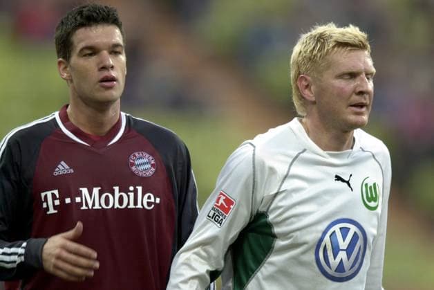 Archivbilder der Woche SPORT KW46 16_SN_FCB_WOB_1611.jpg Bayern Muenchen-VFL Wolfsburg 1-0 Stefan EFFENBERG,Seite an Seite mit Michael BALLACK (li) Fussball,Bundesliga am 16.11.2002 *** 16 SN FCB WOB 1611 jpg Bayern Muenchen VFL Wolfsburg 1 0 Stefan EFFENBERG,side by side with Michael BALLACK li Soccer,Bundesliga on 16 11 2002