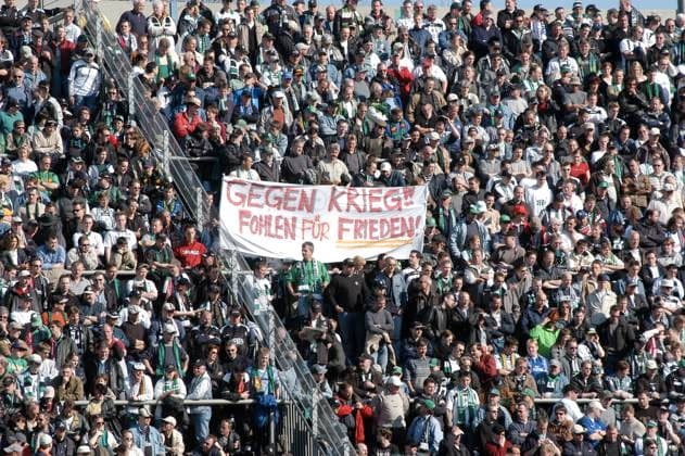 Archivbilder der Woche SPORT KW46 35SN_MG_HSV_SP.jpg Gladbacher Fans mit einem Plakata Gegen Krieg !! Fohlen fuer Frieden , QF Fussball Bundesliga Borussia Moenchengladbach - Hamburger SV 2:0 am 22.03.2003 *** 35SN MG HSV SP jpg Gladbach fans with a placard Against war Foals for peace , QF Soccer Bundesliga Borussia Moenchengladbach Hamburger SV 2 0 on 22 03 2003