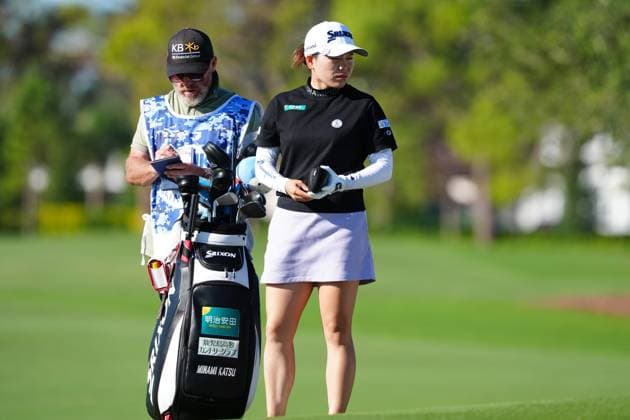 BELLEAIR, FL - NOVEMBER 15: LPGA, Golf Damen golfer Minami Katsu talks to her caddie on the second hole on November 15, 2024, during the second round of the LPGA The ANNIKA driven by Gainbridge at Pelican Golf Club in Belleair, Florida. (Photo by Brian Spurlock Icon Sportswire) GOLF: NOV 15 LPGA The ANNIKA driven by Gainbridge at Pelican EDITORIAL USE ONLY Icon24111555