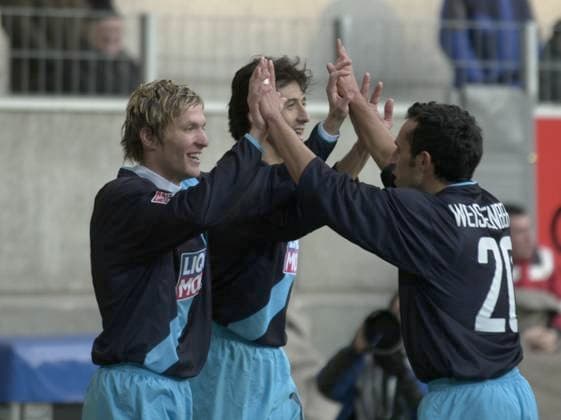 SN09_WOB_1860_SP.jpg Benjamin LAUTH(li.), TSV 1860 Muenchen, jubelt mit Daniel BORIMIROV(Mi.) und Markus WEISSENBERGER nach seinem 1:0 fuer den TSV 1860 Muenchen; Fussball Bundesliga VfL Wolfsburg-TSV 1860 Muenchen 1:1; am 22.02.2003. *** SN09 WOB 1860 SP jpg Benjamin LAUTH li , TSV 1860 Muenchen, celebrates with Daniel BORIMIROV Mi and Markus WEISSENBERGER after his 1 0 for TSV 1860 Muenchen Soccer Bundesliga VfL Wolfsburg TSV 1860 Muenchen 1 1 on 22 02 2003