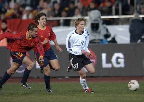 45SN_ESP_GER_SP.jpg Benjamin LAUTH verfolgt von PUYOL und Ivan HELGUERA li., QF Fussball Freundschaftslaenderspiel Spanien - Deutschland 3:1 am 12.02.2003 im Stadion Son Moix Palma de Mallorca *** 45SN ESP GER SP jpg Benjamin LAUTH followed by PUYOL and Ivan HELGUERA li , QF Football friendly Spain Germany 3 1 on 12 02 2003 at Son Moix Palma de Mallorca stadium