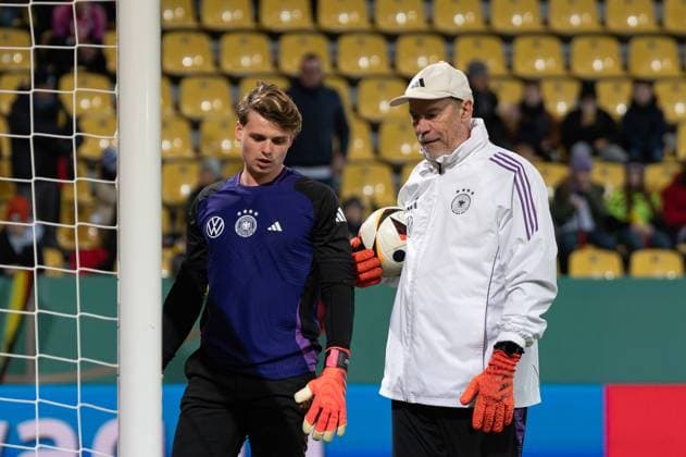 Aachen, Germany, November 15, 2024: Goalkeeper Jonas Urbig (1 Germany U21, U 21 and Klaus Thomforde (Goalkeeper Coach Germany) talk during warm up during the U21 International Friendly, Länderspiel, Nationalmannschaft game between Germany and Denmark at the Tivoli in Aachen, Germany (Martin Pitsch SPP) Copyright: xMartinxPitschx xSPPx spp-en-MaPiSp-20241115_NIKON Z 6_DEUvDNKU21_DSC3309-Enhanced-NR