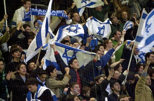 Archivbilder der Woche SPORT KW46 12SN_Lev_Haifa_SP.jpg Fans von Maccabi HAIFA, israelische Fussball Fans mit Fahnen, Bayer Leverkusen - Maccabi Haifa 2:1, Fussball Champions League am 23.10.2002 *** 12SN Lev Haifa SP jpg Fans of Maccabi HAIFA, Israeli soccer fans with flags, Bayer Leverkusen Maccabi Haifa 2 1, Soccer Champions League on 23 10 2002