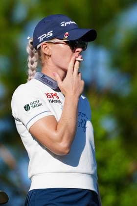 BELLEAIR, FL - NOVEMBER 15: LPGA, Golf Damen golfer Charley Hull smokes a cigarette on the 12th hole on November 15, 2024, during the second round of the LPGA The ANNIKA driven by Gainbridge at Pelican Golf Club in Belleair, Florida. (Photo by Brian Spurlock Icon Sportswire) GOLF: NOV 15 LPGA The ANNIKA driven by Gainbridge at Pelican EDITORIAL USE ONLY Icon24111591