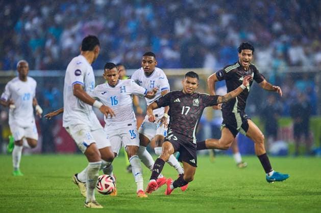 RECORD DATE NOT STATED IV CONCACAF NATIONS LEAGUE 2024-2025 Honduras vs Mexico Edwin Rodriguez (L) of Honduras fights fo rthe ball with Orbelin Pineda (R) of Mexico during the Quarterfinals first leg match between Honduras and Mexican national team, Nationalteam (Mexico) as part of the Concacaf Nations League 2024-2025 at Francisco Morazan Stadium on November 15, 2024 in San Pedro Sula, Honduras. SAN PEDRO SULA HONDURAS HONDURAS  Copyright: xJosexLuisxMelgarejox 20241115212201_CNL_CFI_HON_MEX_PINEDA125