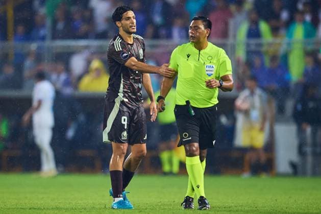 RECORD DATE NOT STATED IV CONCACAF NATIONS LEAGUE 2024-2025 Honduras vs Mexico Raul Jimenez of Mexico and Referee Walter Lopez during the Quarterfinals first leg match between Honduras and Mexican national team, Nationalteam (Mexico) as part of the Concacaf Nations League 2024-2025 at Francisco Morazan Stadium on November 15, 2024 in San Pedro Sula, Honduras. SAN PEDRO SULA HONDURAS HONDURAS  Copyright: xJosexLuisxMelgarejox 20241115213626_CNL_CFI_HON_MEX_JIMENEZ129