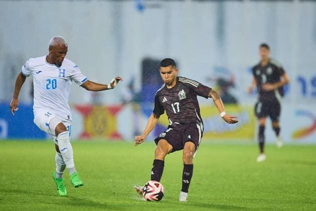 RECORD DATE NOT STATED IV CONCACAF NATIONS LEAGUE 2024-2025 Honduras vs Mexico Deybi Flores (L) of Honduras fights for the balll with Orbelin Pineda (R) of Mexico during the Quarterfinals first leg match between Honduras and Mexican national team, Nationalteam (Mexico) as part of the Concacaf Nations League 2024-2025 at Francisco Morazan Stadium on November 15, 2024 in San Pedro Sula, Honduras. SAN PEDRO SULA HONDURAS HONDURAS  Copyright: xJosexLuisxMelgarejox 20241115214119_CNL_CFI_HON_MEX_PINEDA138