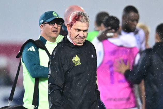 Fußball, CONCACAF Nations League, Mexikos Trainer Javier Aguirre durch Wurfgeschoss verletzt RECORD DATE NOT STATED IV CONCACAF NATIONS LEAGUE 2024-2025 Honduras vs Mexico Javier Aguirre head coach of Mexico has blood on his head due to an attack by Honduras fans during the Quarterfinals first leg match between Honduras and Mexican national team, Nationalteam (Mexico) as part of the Concacaf Nations League 2024-2025 at Francisco Morazan Stadium on November 15, 2024 in San Pedro Sula, Honduras. SAN PEDRO SULA HONDURAS HONDURAS  Copyright: xAdrianxMaciasx 20241115221845_CNL_CFI_HON_MEX_AGUIRRE187