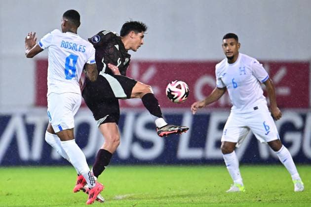 RECORD DATE NOT STATED IV CONCACAF NATIONS LEAGUE 2024-2025 Honduras 2-0 Mexico Joseph Rosales (L) of Honduras fights for the ball with Edson Alvarez (R) of Mexico during the Quarterfinals first leg match between Honduras and Mexican national team, Nationalteam (Mexico) as part of the Concacaf Nations League 2024-2025 at Francisco Morazan Stadium on November 15, 2024 in San Pedro Sula, Honduras. SAN PEDRO SULA HONDURAS HONDURAS  Copyright: xAdrianxMaciasx 20241115225637_CNL_CFI_HON_MEX_ALVAREZ208