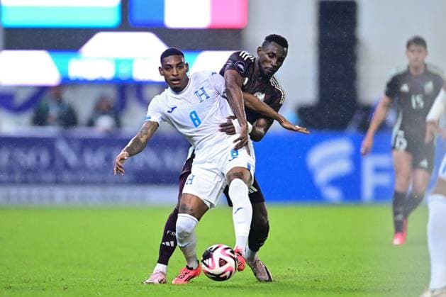 RECORD DATE NOT STATED IV CONCACAF NATIONS LEAGUE 2024-2025 Honduras 2-0 Mexico Joseph Rosales (L) of Honduras fights for the ball with Julian Quinones (R) of Mexico during the Quarterfinals first leg match between Honduras and Mexican national team, Nationalteam (Mexico) as part of the Concacaf Nations League 2024-2025 at Francisco Morazan Stadium on November 15, 2024 in San Pedro Sula, Honduras. SAN PEDRO SULA HONDURAS HONDURAS  Copyright: xAdrianxMaciasx 20241115225638_CNL_CFI_HON_MEX_ROSALES205