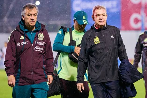 Fußball, CONCACAF Nations League, Mexikos Trainer Javier Aguirre durch Wurfgeschoss verletzt RECORD DATE NOT STATED IV CONCACAF NATIONS LEAGUE 2024-2025 Honduras 2-0 Mexico Javier Aguirre head coach of Mexico has blood on his head due to an attack by Honduras fans during the Quarterfinals first leg match between Honduras and Mexican national team, Nationalteam (Mexico) as part of the Concacaf Nations League 2024-2025 at Francisco Morazan Stadium on November 15, 2024 in San Pedro Sula, Honduras. SAN PEDRO SULA HONDURAS HONDURAS  Copyright: xJosexLuisxMelgarejox 20241115231337_CNL_CFI_HON_MEX_AGUIRRE246