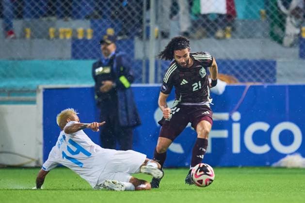RECORD DATE NOT STATED IV CONCACAF NATIONS LEAGUE 2024-2025 Honduras vs Mexico Andy Najar (L) of Honduras fights for the ball with Cesar Huerta (R) of Honduras during the Quarterfinals first leg match between Honduras and Mexican national team, Nationalteam (Mexico) as part of the Concacaf Nations League 2024-2025 at Francisco Morazan Stadium on November 15, 2024 in San Pedro Sula, Honduras. SAN PEDRO SULA HONDURAS HONDURAS  Copyright: xJosexLuisxMelgarejox 20241115204541_CNL_CFI_HON_MEX_HUERTA113