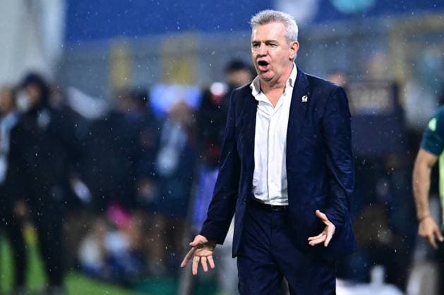 Fußball, CONCACAF Nations League, Mexikos Trainer Javier Aguirre durch Wurfgeschoss verletzt RECORD DATE NOT STATED IV CONCACAF NATIONS LEAGUE 2024-2025 Honduras vs Mexico Javier Aguirre head coach of Mexico during the Quarterfinals first leg match between Honduras and Mexican national team, Nationalteam (Mexico) as part of the Concacaf Nations League 2024-2025 at Francisco Morazan Stadium on November 15, 2024 in San Pedro Sula, Honduras. SAN PEDRO SULA HONDURAS HONDURAS  Copyright: xAdrianxMaciasx 20241115204915_CNL_CFI_HON_MEX_AGUIRRE121