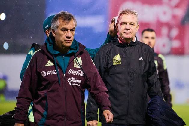 Fußball, CONCACAF Nations League, Mexikos Trainer Javier Aguirre durch Wurfgeschoss verletzt RECORD DATE NOT STATED IV CONCACAF NATIONS LEAGUE 2024-2025 Honduras vs Mexico Javier Aguirre head coach of Mexico during the Quarterfinals first leg match between Honduras and Mexican national team, Nationalteam (Mexico) as part of the Concacaf Nations League 2024-2025 at Francisco Morazan Stadium on November 15, 2024 in San Pedro Sula, Honduras. SAN PEDRO SULA HONDURAS HONDURAS  Copyright: xJosexLuisxMelgarejox 20241115220638_CNL_CFI_HON_MEX_AGUIRRE158