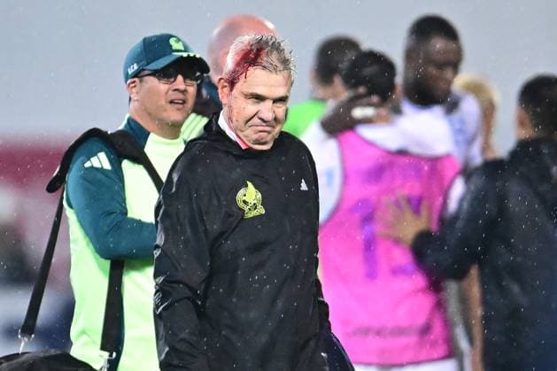 Fußball, CONCACAF Nations League, Mexikos Trainer Javier Aguirre durch Wurfgeschoss verletzt RECORD DATE NOT STATED IV CONCACAF NATIONS LEAGUE 2024-2025 Honduras vs Mexico Javier Aguirre head coach of Mexico during the Quarterfinals first leg match between Honduras and Mexican national team, Nationalteam (Mexico) as part of the Concacaf Nations League 2024-2025 at Francisco Morazan Stadium on November 15, 2024 in San Pedro Sula, Honduras. SAN PEDRO SULA HONDURAS HONDURAS  Copyright: xAdrianxMaciasx 20241115220722_CNL_CFI_HON_MEX_AGUIRRE155