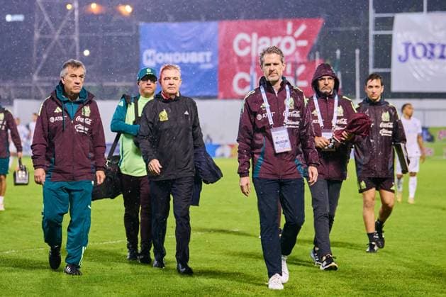 Fußball, CONCACAF Nations League, Mexikos Trainer Javier Aguirre durch Wurfgeschoss verletzt RECORD DATE NOT STATED IV CONCACAF NATIONS LEAGUE 2024-2025 Honduras 2-0 Mexico Javier Aguirre head coach of Mexico has blood on his head due to an attack by Honduras fans during the Quarterfinals first leg match between Honduras and Mexican national team, Nationalteam (Mexico) as part of the Concacaf Nations League 2024-2025 at Francisco Morazan Stadium on November 15, 2024 in San Pedro Sula, Honduras. SAN PEDRO SULA HONDURAS HONDURAS  Copyright: xJosexLuisxMelgarejox 20241115221223_CNL_CFI_HON_MEX_AGUIRRE169