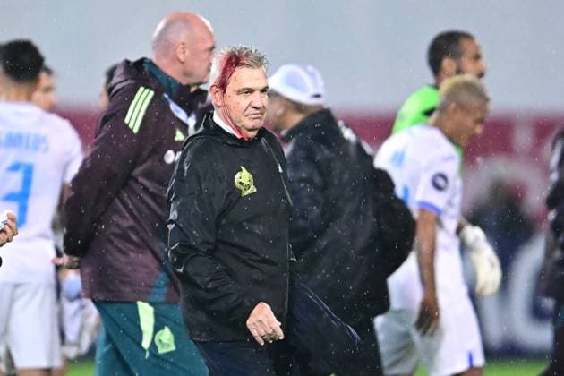 Fußball, CONCACAF Nations League, Mexikos Trainer Javier Aguirre durch Wurfgeschoss verletzt RECORD DATE NOT STATED IV CONCACAF NATIONS LEAGUE 2024-2025 Honduras vs Mexico Javier Aguirre head coach of Mexico has blood on his head due to an attack by Honduras fans during the Quarterfinals first leg match between Honduras and Mexican national team, Nationalteam (Mexico) as part of the Concacaf Nations League 2024-2025 at Francisco Morazan Stadium on November 15, 2024 in San Pedro Sula, Honduras. SAN PEDRO SULA HONDURAS HONDURAS  Copyright: xAdrianxMaciasx 20241115221243_CNL_CFI_HON_MEX_AGUIRRE172
