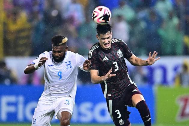 RECORD DATE NOT STATED IV CONCACAF NATIONS LEAGUE 2024-2025 Honduras 2-0 Mexico Jorge Benguche (L) of Honduras fights for the ball with Cesar Montes (R) of Mexico during the Quarterfinals first leg match between Honduras and Mexican national team, Nationalteam (Mexico) as part of the Concacaf Nations League 2024-2025 at Francisco Morazan Stadium on November 15, 2024 in San Pedro Sula, Honduras. SAN PEDRO SULA HONDURAS HONDURAS  Copyright: xAdrianxMaciasx 20241115224625_CNL_CFI_HON_MEX_MONTES201