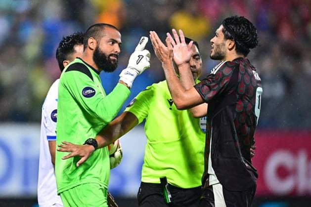 RECORD DATE NOT STATED IV CONCACAF NATIONS LEAGUE 2024-2025 Honduras 2-0 Mexico Edrick Menjiva (L) of Honduras, Referee Walter Lopez (C) and Raul Jimenez (R) of Mexico during the Quarterfinals first leg match between Honduras and Mexican national team, Nationalteam (Mexico) as part of the Concacaf Nations League 2024-2025 at Francisco Morazan Stadium on November 15, 2024 in San Pedro Sula, Honduras. SAN PEDRO SULA HONDURAS HONDURAS  Copyright: xAdrianxMaciasx 20241115224627_CNL_CFI_HON_MEX_JIMENEZ203
