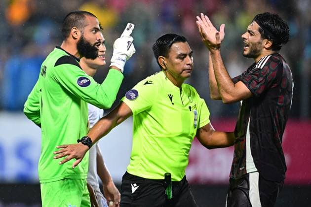 RECORD DATE NOT STATED IV CONCACAF NATIONS LEAGUE 2024-2025 Honduras 2-0 Mexico Edrick Menjiva (L) of Honduras, Referee Walter Lopez (C) and Raul Jimenez (R) of Mexico during the Quarterfinals first leg match between Honduras and Mexican national team, Nationalteam (Mexico) as part of the Concacaf Nations League 2024-2025 at Francisco Morazan Stadium on November 15, 2024 in San Pedro Sula, Honduras. SAN PEDRO SULA HONDURAS HONDURAS  Copyright: xAdrianxMaciasx 20241115224629_CNL_CFI_HON_MEX_JIMENEZ199