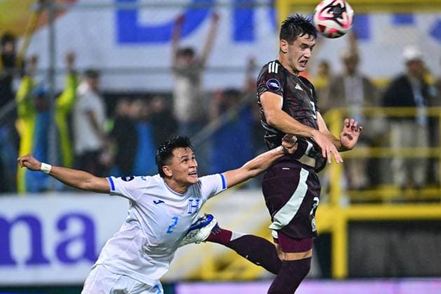 RECORD DATE NOT STATED IV CONCACAF NATIONS LEAGUE 2024-2025 Honduras 2-0 Mexico Denil Maldonado (L) of Honduras fights for the ball with Cesar Montes (R) of Mexico during the Quarterfinals first leg match between Honduras and Mexican national team, Nationalteam (Mexico) as part of the Concacaf Nations League 2024-2025 at Francisco Morazan Stadium on November 15, 2024 in San Pedro Sula, Honduras. SAN PEDRO SULA HONDURAS HONDURAS  Copyright: xAdrianxMaciasx 20241115224630_CNL_CFI_HON_MEX_MONTES202