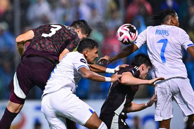 RECORD DATE NOT STATED IV CONCACAF NATIONS LEAGUE 2024-2025 Honduras 2-0 Mexico Cesar Montes (L) of Mexico fights for the ball with Denil Maldonado (R) of Honduras during the Quarterfinals first leg match between Honduras and Mexican national team, Nationalteam (Mexico) as part of the Concacaf Nations League 2024-2025 at Francisco Morazan Stadium on November 15, 2024 in San Pedro Sula, Honduras. SAN PEDRO SULA HONDURAS HONDURAS  Copyright: xAdrianxMaciasx 20241115225642_CNL_CFI_HON_MEX_MONTES204