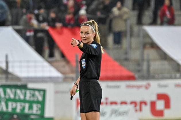 Fabienne Michel Referee GER, SC Freiburg SGS Essen, Womens Football, Google Pixel Womens Bundesliga, Matchday 10, Season 2024 2025, 15 11 2024 DFB REGULATIONS PROHIBIT ANY USE OF PHOTOGRAPHS AS IMAGE SEQUENCES AND OR QUASI VIDEO GER, SC Freiburg SGS Essen, Womens Football, Google Pixel Womens Bundesliga, Matchday 10, Season 2024 2025, 15 11 2024 Freiburg Copyright: xEibner-Pressefoto ThomasxHessx EP_THS