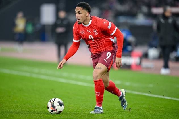 Switzerland, Zurich, 15 11 2024, Stadion Letzigrund, Switzerland v Serbia UEFA Nations League 2024 25 League A Group A4, Noah Okafor Switzerland controls the Ball Zurich Stadion Letzigrund Zurich Switzerland eu-images-541